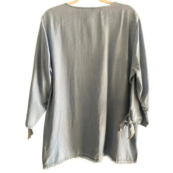 Multiples 3/4 Tie Sleeve Notch Neck Raw Hem Embroidered Top Size Medium - Picture 8 of 8